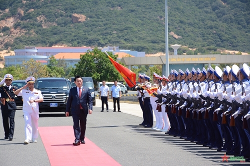 Chủ tịch Quốc hội Vương Đình Huệ thăm, kiểm tra Lữ đoàn Tàu ngầm 189